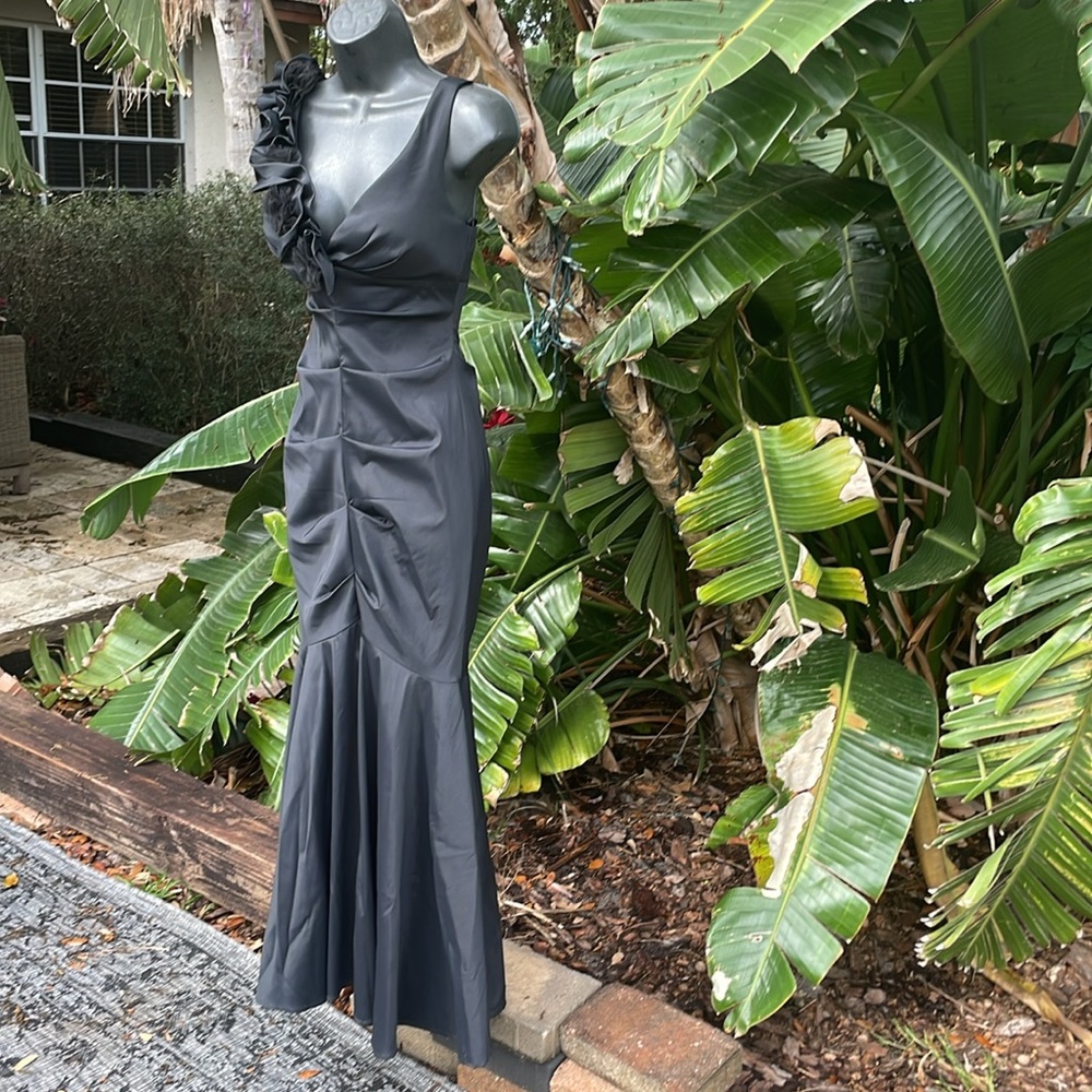Xscape trumpet, or mermaid gown with ruffle